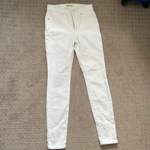 Never worn white 9” Mid-Rise Skinny Crop Jeans. Perfect condition!